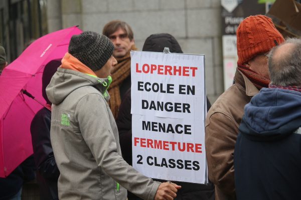 Manifestation contre fermetures d’écoles